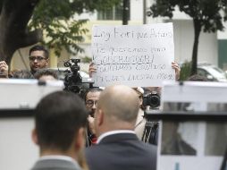 Durante la entrega de obras en el Hospital Civil, partidarios de Enrique Alfaron mostraron pancartas dándole su apoyo para la candidatura. EL INFORMADOR / A. Camacho