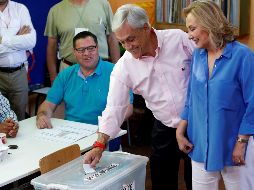 Sebastián Piñera (i) junto a su esposa Cecilia Morel (d) acuden a votar durante el balotaje presidencial chileno. EFE / E. González