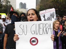 Grupos de jóvenes se manifiestan en contra de la ley de seguridad interior aprobada el fin de semana pasado por los senadores mexicanos. EFE / M. Guzmán