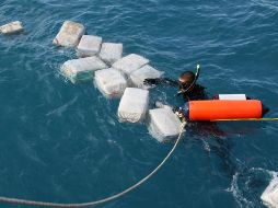 Otros 800 kilos de cocaína fueron encontrados flotando en una red, en la que estaba atrapada una tortuga marina. ESPECIAL/ ARCHIVO