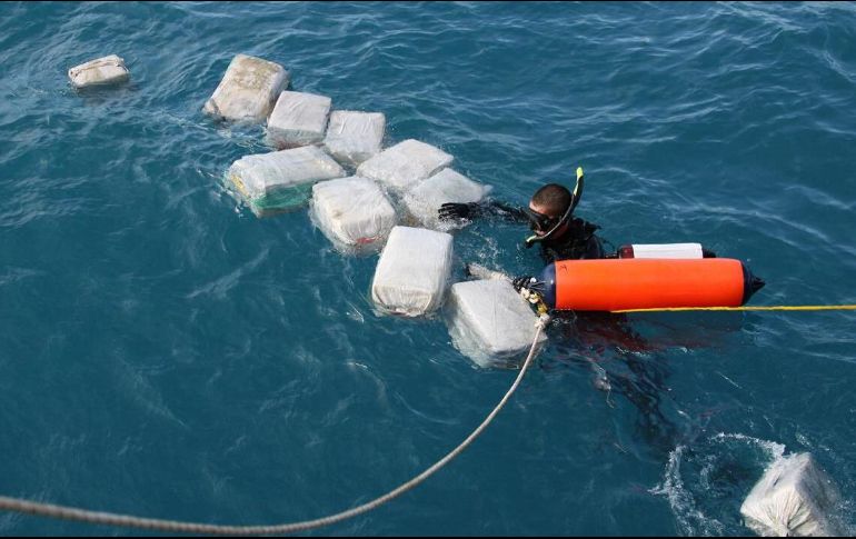 Otros 800 kilos de cocaína fueron encontrados flotando en una red, en la que estaba atrapada una tortuga marina. ESPECIAL/ ARCHIVO