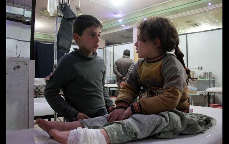 Una niña herida aguarda en una sala de emergencias en Douma, Siria, luego de bombardeos en la zona bajo control de los rebeldes. AFP/H. Al-Ajweh