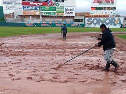 El diamante del Estadio Sonora termina inundado, impidiendo que se realice el cotejo. TWITTER/@charrosbeisbol