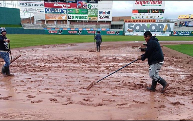 El diamante del Estadio Sonora termina inundado, impidiendo que se realice el cotejo. TWITTER/@charrosbeisbol