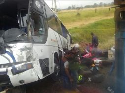 El accidente ocurrió la tarde del sábado, cuando un autobús de pasajeros se impactó contra uno de los costados del tren. TWITTER/ @MovilidadJal