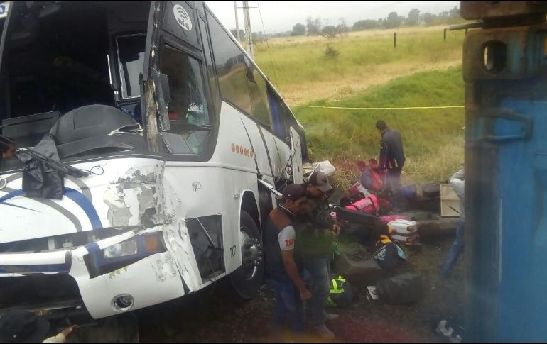 El accidente ocurrió la tarde del sábado, cuando un autobús de pasajeros se impactó contra uno de los costados del tren. TWITTER/ @MovilidadJal