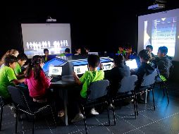 Algunos de los salones cuentan además con pizarras digitales interactivas y en el centro de éstos hay una isla con cuatro pantallas integradas. EL INFORMADOR/ARCHIVO
