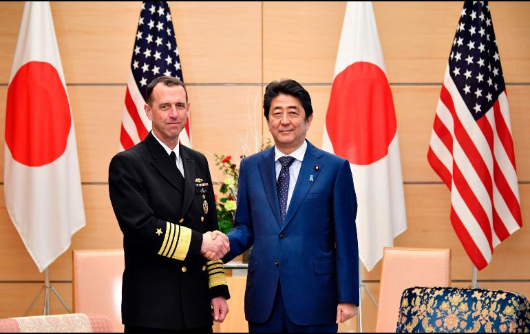 Shinzo Abe (d) y el almirante John Richardson posan para los medios luego de brindar una declaración conjunta. AFP/F. Robichon