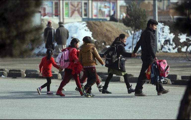 Varios niños que estudian en una escuela cercana fueron evacuados ante el peligro. AP/R. Gul
