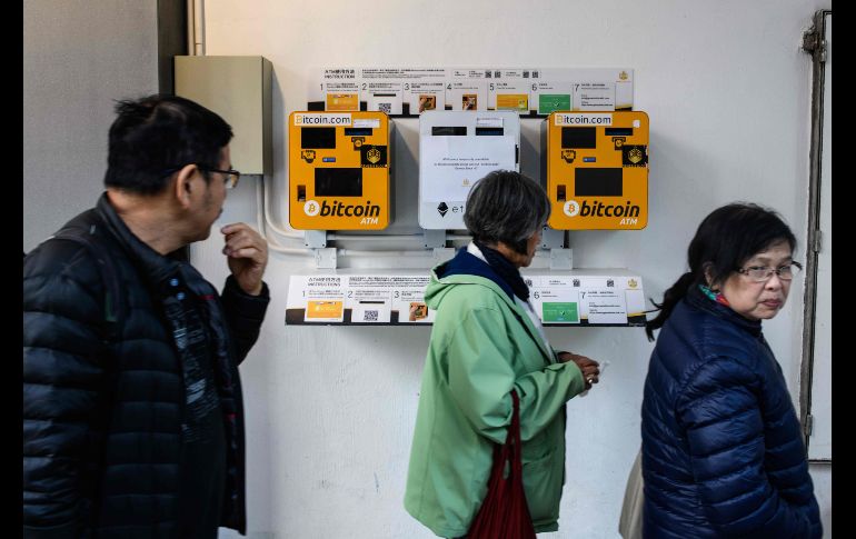 Cajeros automáticos de bitcoin se ven en una calle en Hong Kong, China. La moneda virtual no ha parado de batir récords en semanas recientes. AFP/A. Wallace