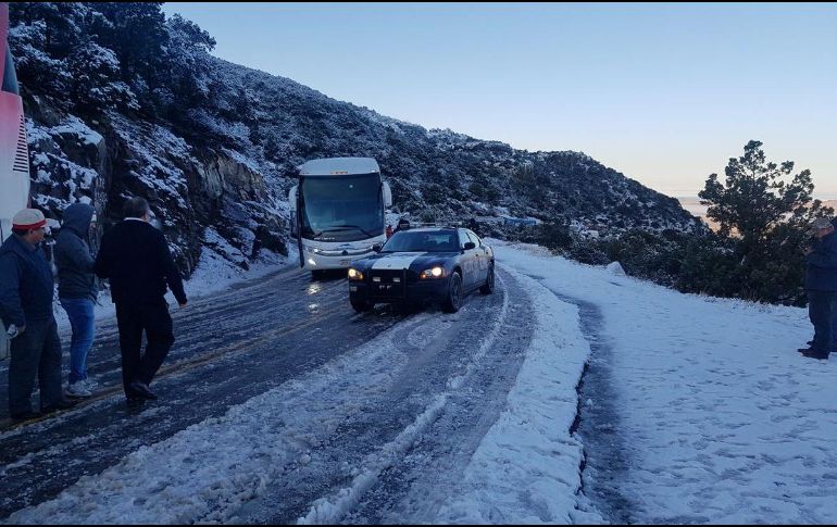 La tercera tormenta invernal está provocando caída de nieve en los estados de Sonora y Chihuahua; piden a los automovilistas atender indicaciones. TWITTER / @uepcsonora
