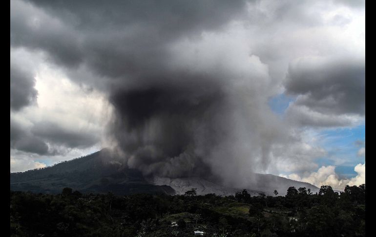 El volcán Sinabung arroja ceniza en Karo, Indonesia. AFP/I. Damanik