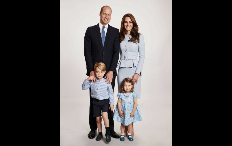 Imagen distribuida hoy de la felicitación navideña de los duques Guillermo y Catalina de Cambridge junto a sus hijos, el príncipe Jorge y la princesa Carlota, en Londres. EFE/ Palacio de Kensington/Chris Jackson