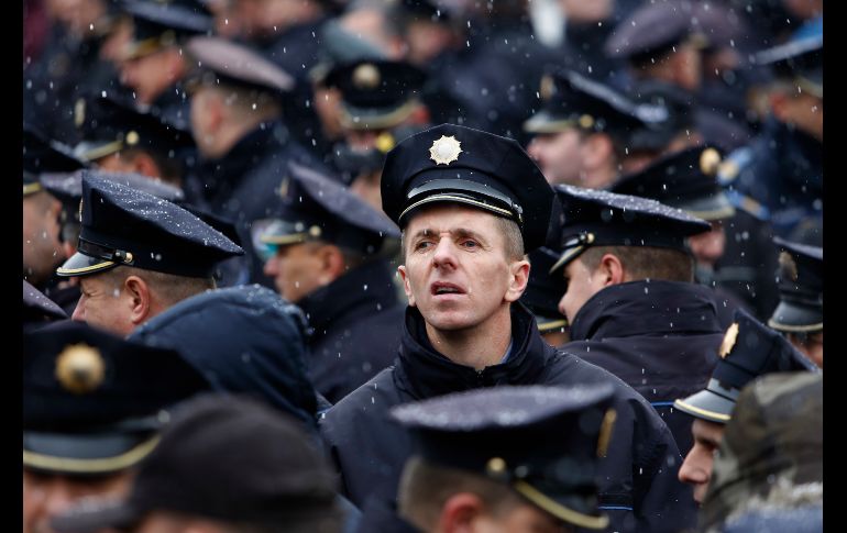 Policías protestan en Sarajevo, Bosnia, en contra de una reforma a la ley de pensiones, pues consideran que afecta los beneficios de su retiro. AP/A. Emric