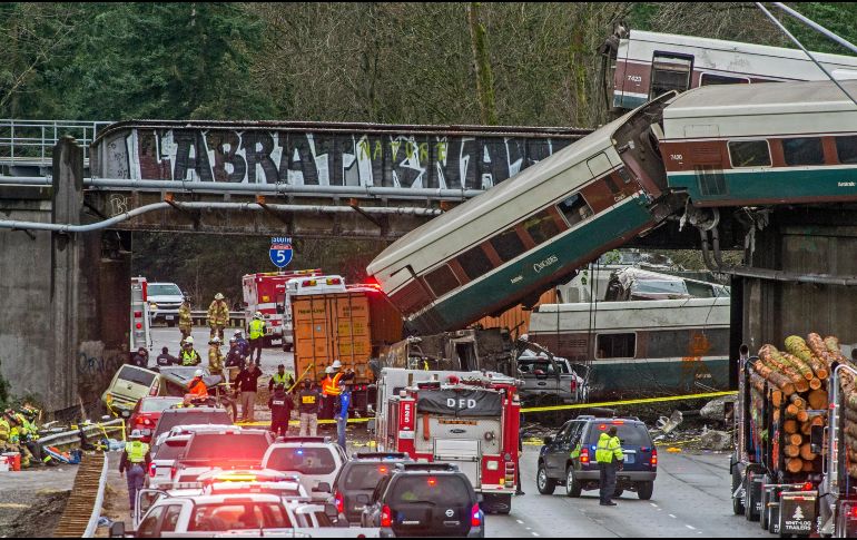 A bordo del ferrocarril viajaban 77 pasajeros y siete miembros de la tripulación al momento en que 13 vagones se salieron de las vías. AP / P. Haley/The News Tribune