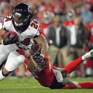 Falla de gol de campo le da triunfo a los Halcones
