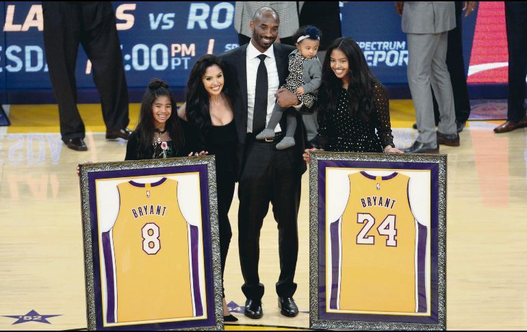 Acompañado por Earvin “Magic” Johnson y Jeanie Buss, presidenta de los Lakers, además de su esposa e hijas, Kobe Bryant presenció cómo eran inmortalizados sus jerseys en el techo del Staples Center. AFP/M. Wolfsson