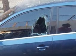 Hombres en una motocicleta se acercaron al Jetta azul que conducía Zenteno Albores y le dispararon con un arma calibre 45. TWITTER