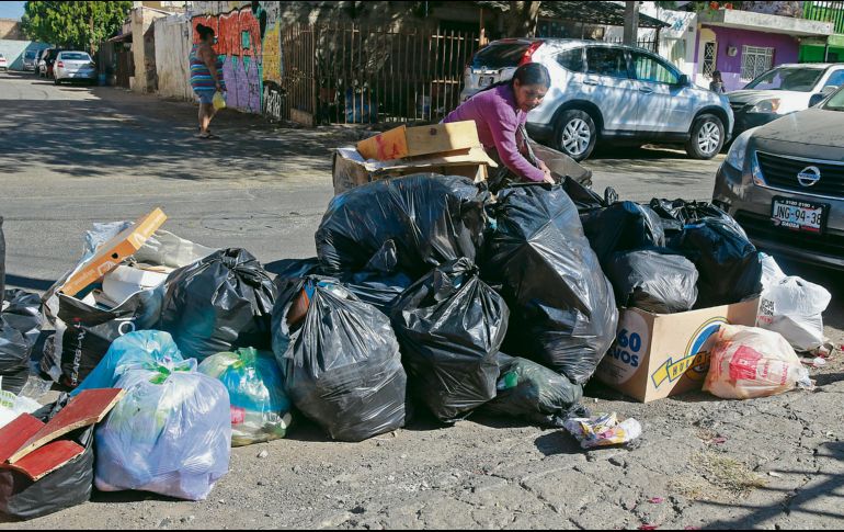 En la Colonia Constitución es común encontrar bolsas de basura y escombros en la vía pública; según la SSJ, con la lluvia esto se puede convertir en un criadero del mosco transmisor del dengue. EL INFORMADOR/M. Vargas
