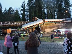 Tras el accidente, uno de los vagones quedó suspendido entre el puente y la carretera. AP/D. Fenelon