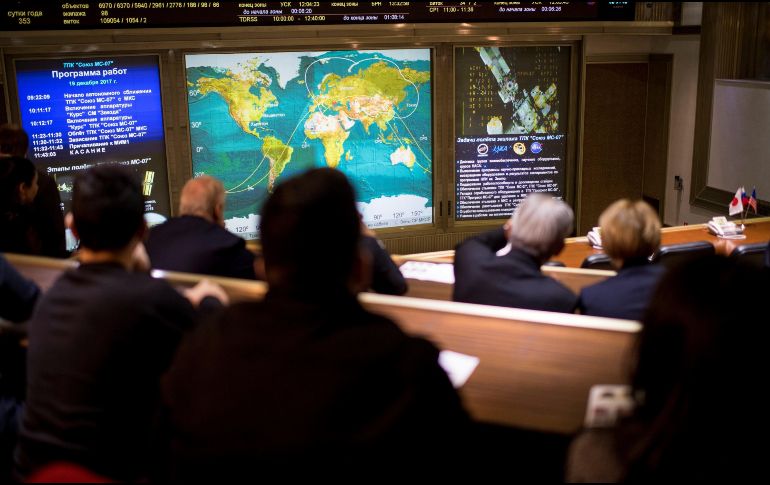 Familiares y amigos de los tripulantes de la nave rusa Soyuz MS-07 observan un mapa de seguimiento (c) en el que aparecen dicha nave y la Estación Espacial Internacional. EFE/J. Kowsky