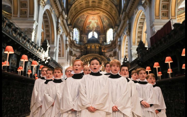 Niños de un coro ensayan en la catedral de San Pablo, en Londres, para las presentaciones navideñas. AFP/D. Leal-Olivas