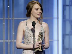 Emma Stone recibe su Globo de Oro por su actuación en 'La La Land'. AP / P. Drinkwater