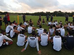 El ''Pelado'' platicó con el grupo, al que motivó en busca de alcanzar los objetivos que se han trazado para el Torneo Clausura 2018. ESPECIAL / chivasdecorazon.com.mx