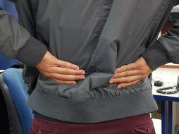 El dolor lumbar puede prevenirse si se corrigen posturas: semisentado al ver televisión, usar el respaldo al manejar, utilizar una silla adecuada al sentarse, evitar una cama en malas condiciones, ejercitarse y no subir de peso. EL INFORMADOR