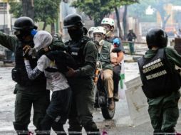 Comando rebelde asalta cuartel militar en Venezuela