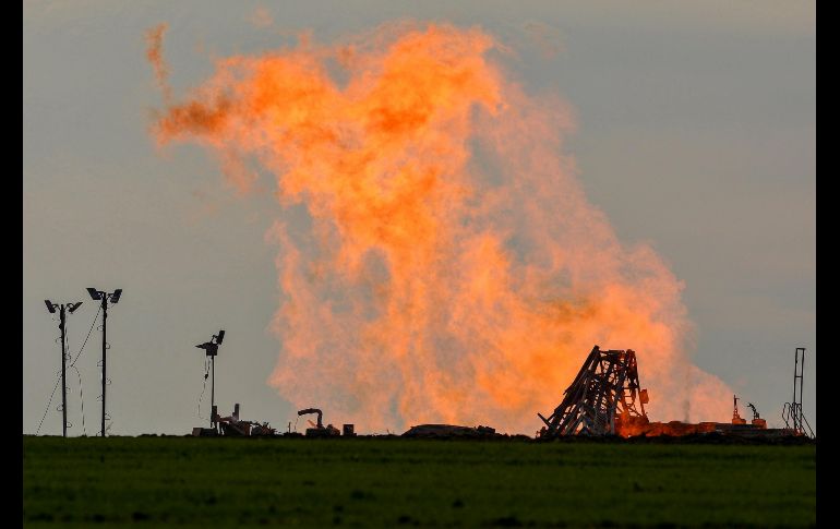 Un pozo de gas natural arde cerca de Moftinu Mar, Rumania. Empleados canadienses de la compañía han unido fuerzas con los bomberos de tres países para extinguir los incendios que comenzaron ayer. EFE/ Z. Czegledi