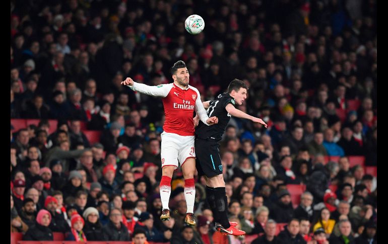 Sead Kolasinac (i), del Arsenal y Declan Rice, del West Ham United, disputan un balón en partido de cuartos de final de la Copa de la Liga inglesa en Londres. AFP/B. Stansall