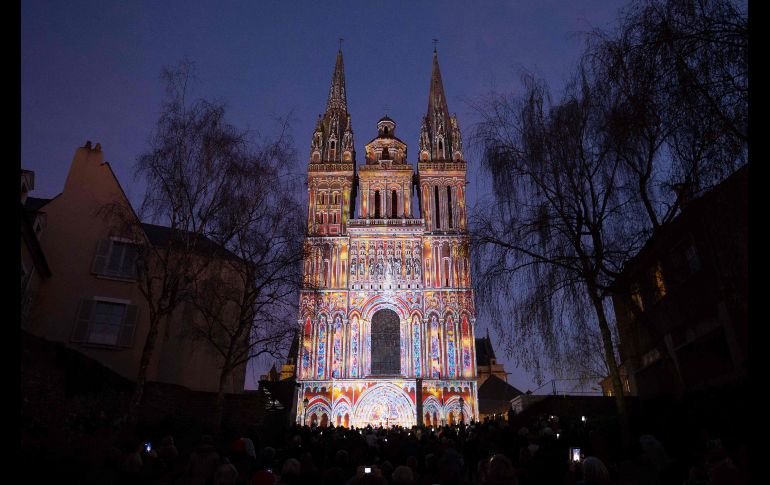 Imágenes se proyectan en la catedral de Angers, Francia, como parte de un espectáculo de la empresa 