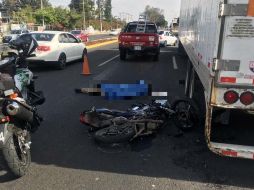 El cuerpo del sujeto quedó tendido sobre el asfalto.  ESPECIAL/