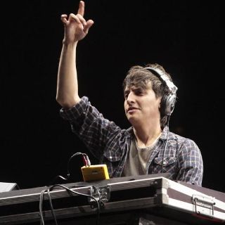 Gil Cerezo, de Kinky, ameniza pasarela como DJ