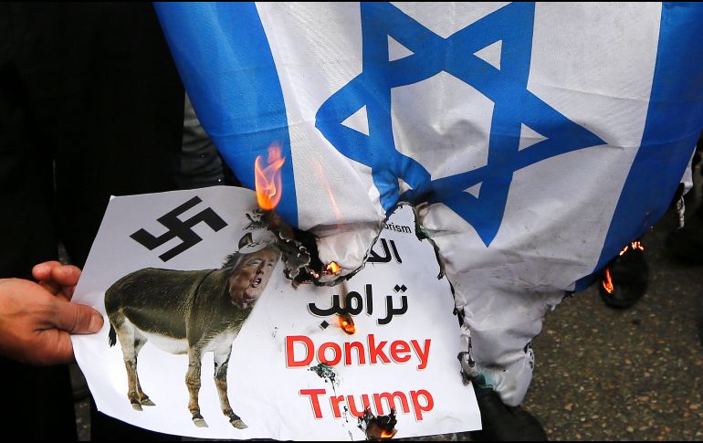 Luego de casi dos semanas del anuncio de Donald Trump, continúan las protestas en favor de Palestina alrededor del mundo. EFE/ A. Al Hashlamoun