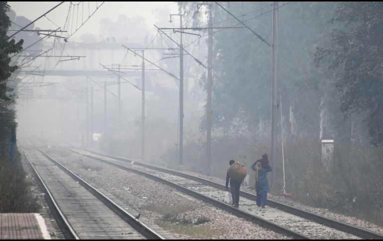 Unas vías en la estación de trenes Lodhi, en Nueva Delhi, se ven entre una capa de contaminación. AFP/D. Faget