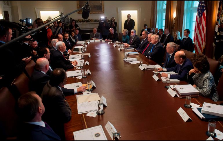 El presidente Trump atiende a una reunión de su gabinete mientras en el Congreso se debate su reforma fiscal. AFP / S. Loeb