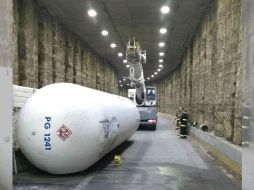 Autoridades precisaron que a medio día de este miércoles, una grúa arribó al lugar para extraer de forma segura el vehículo. ESPECIAL/ Bomberos Zapopan