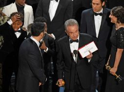 El presentador Warren Beatty muestra el sobre que contenía al verdadero ganador. AFP / A. Caballero