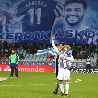 La Real Sociedad rinde homenaje a Carlos Vela