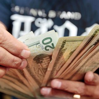 Dólar cierra hasta en 19.60 pesos en bancos capitalinos