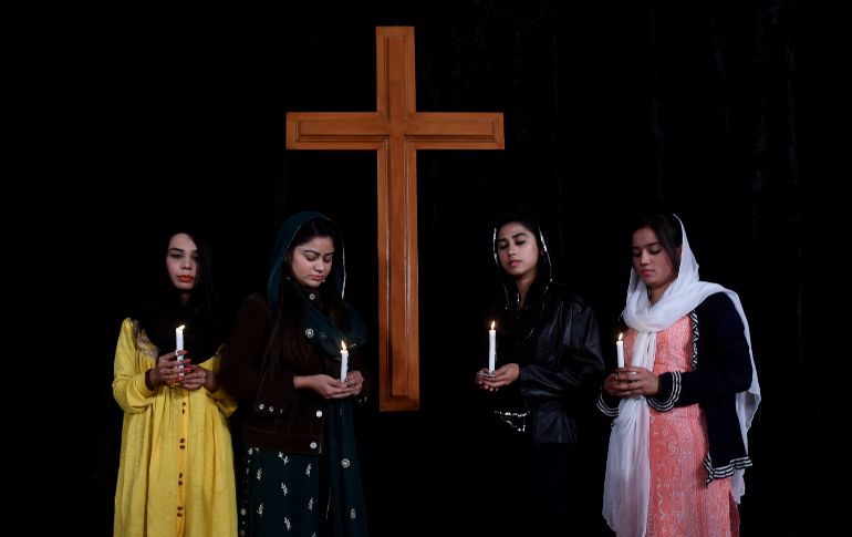 Habitantes oran por las víctimas del ataque suicida en una iglesia en Lahore, Pakistán, que dejó al menos ocho muertos el pasado 17 de diciembre. AFP/A. Ali