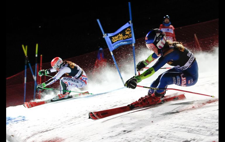 La estadounidense Mikaela Shiffrin (d) y la eslovaca Petra Vlhova compiten en la prueba de eslalon paralelo de la Copa Mundial de esquí alpino en Courchevel, Francia. AP/G. Facciotti
