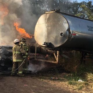 Se incendian pipas con combustible en Tlajomulco