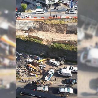 Confirman dos fallecidos tras caída de retroexcavadora