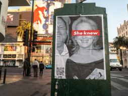 En las fotografías aparece Harvey Weinstein junto a Streep quien sobre sus ojos recae un letrero donde se lee 