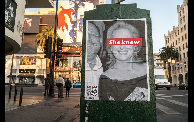 En las fotografías aparece Harvey Weinstein junto a Streep quien sobre sus ojos recae un letrero donde se lee 