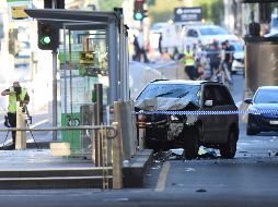 El conductor fue sometido y esposado después de que su auto chocara contra una protección junto a una parada de tranvía AFP/M. Fairclough