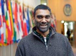 Kumi Naidoo tiene una larga trayectoria como activista por los derechos humanos y acutalmente preside tres organizaciones humanitarias en Sudáfrica. TWITTER/ @amnesty